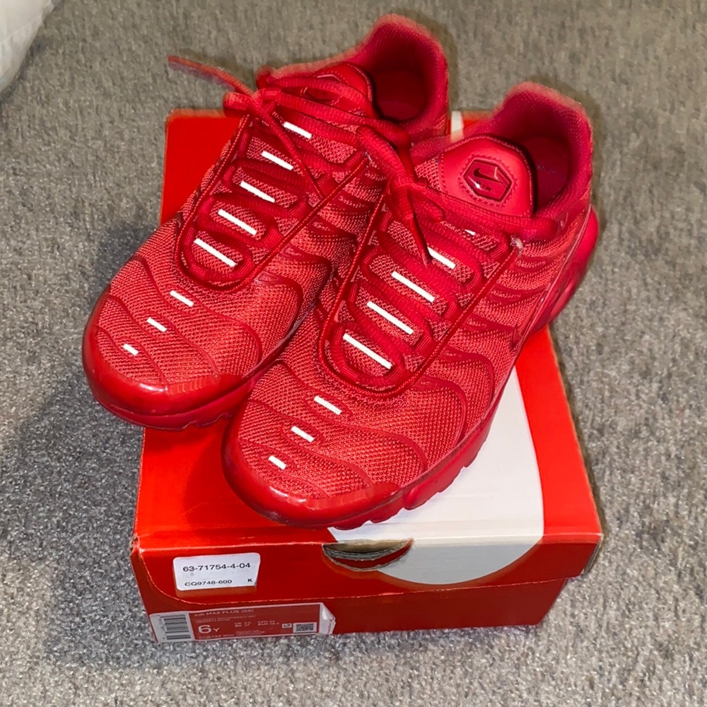 Red air max plus